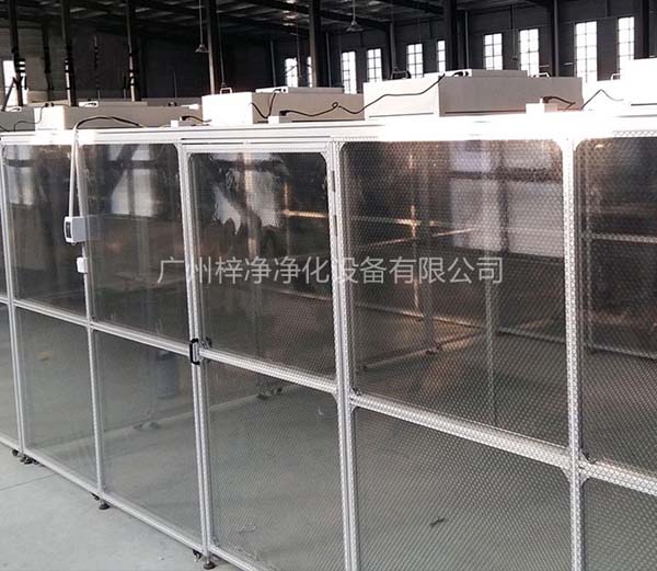 潔凈棚采用工業(yè)鋁材（或不銹鋼方通、鐵方通噴塑）作為框架，風(fēng)機(jī)濾網(wǎng)機(jī)組（FFU）送風(fēng)，四周懸掛防靜電垂簾（或鋼化玻璃），其內(nèi)部凈化級(jí)別可達(dá)到100-10000級(jí)。