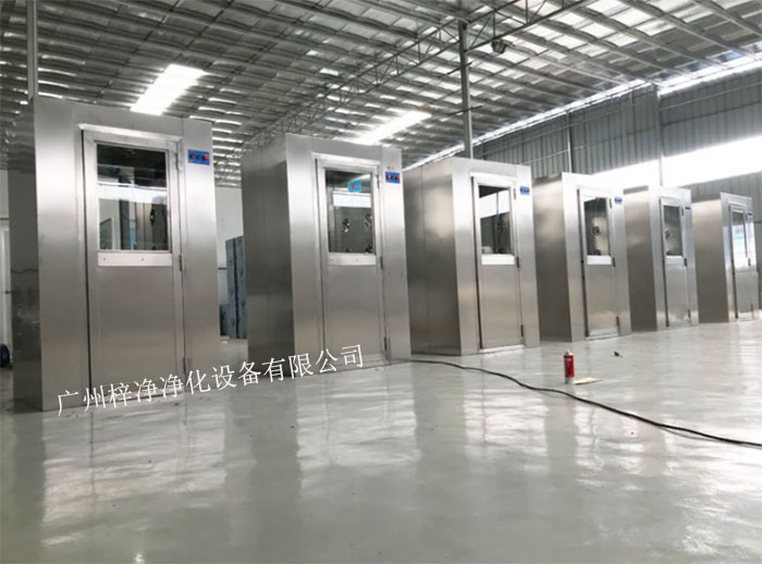 風(fēng)淋室又可起到氣閘的作用，阻止未凈化的空氣進(jìn)入潔凈區(qū)域。