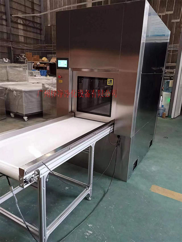 輸送帶傳遞窗還可吹淋被傳遞物品的表面，防止物品可能攜帶塵埃進入潔凈室。