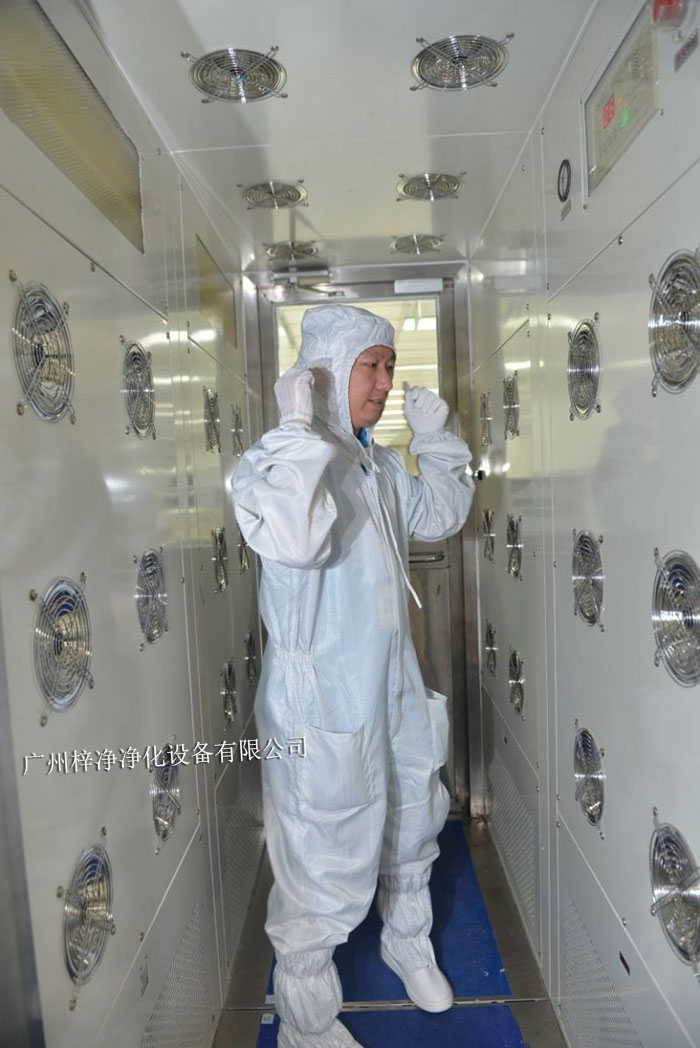 風(fēng)淋室不僅可以為工作人員提供清潔的空氣環(huán)境，還可以對(duì)物料進(jìn)行凈化處理。