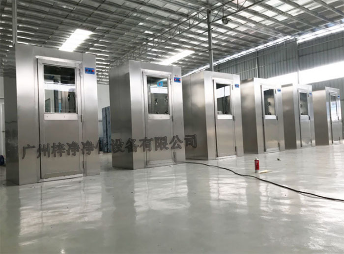 全不銹風(fēng)淋室采用全不銹鋼材質(zhì)制造，具有良好的耐腐蝕性、耐高溫性和耐磨損性。