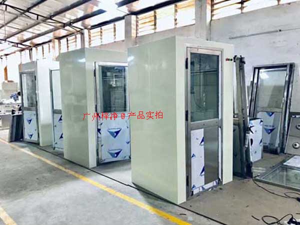 在工業(yè)生產(chǎn)過(guò)程中，風(fēng)淋室作為一種重要的凈化設(shè)備