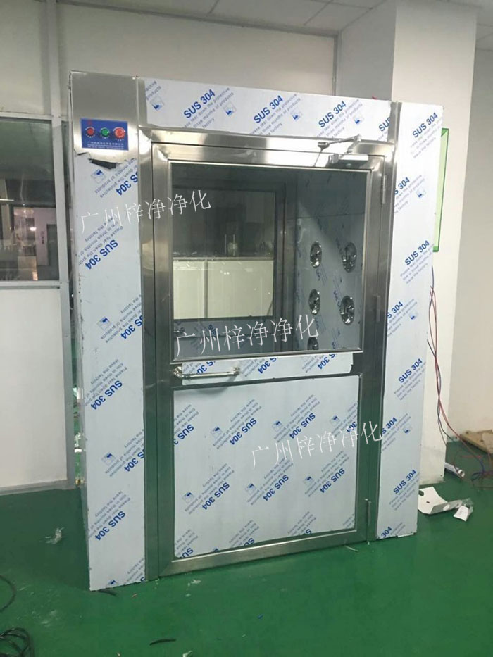 防爆風(fēng)淋室是指風(fēng)淋室的電機(jī)、指示燈、照明燈、接線管必須嚴(yán)格按照防爆標(biāo)準(zhǔn)