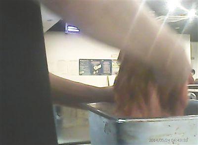 在開餐前，烤肉店一名員工正徒手攪拌肉片。
